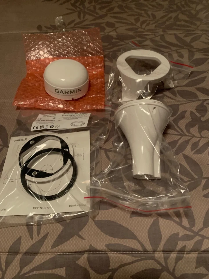 Garmin GPS24xd Antenna w/Heading Sensor and 3 mounting bases. NMEA2000 Version - Image 1 of 1