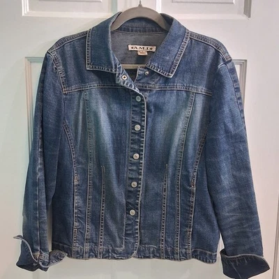 Chaqueta de mezclilla AMI para mujer azul mediano estilo moto abrigo desgastado botones a presión bolsillos Foto 1 de 4
