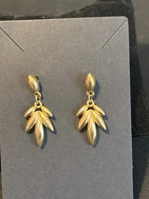 Brincos pendentes vintage em tom dourado Trifari - Imagem 1 de 3