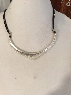 COLLAR FRONTAL MARTILLADO CHAPADO EN PLATA $50 ROBERT LEE MORRIS SOHO O5 Foto 1 de 4