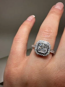 Anillo con halo de diamantes cultivados en laboratorio de 1,01 quilates de oro blanco de 9 quilates LGSL110 - Imagen 1 de 20