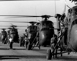 Fotografía helicóptero H-34 Choctaw base aérea Da Nang USMC Vietnam 1965 8X10 - Imagen 1 de 2