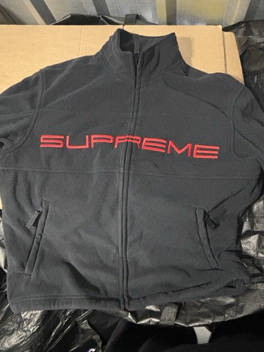 Giacca con cerniera Supreme Polartec nera piccola Fw23 nuovissima in mano