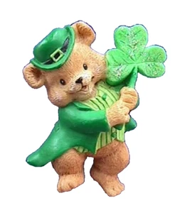 Broche de vacaciones irlandés American Greetings PIN St Patrick vintage trébol de oso NUEVO - Imagen 1 de 2