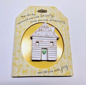 Broche prendedor Hallmark House, madera tallada a mano de 2,25", Home Heart Country Memories - Imagen 1 de 2