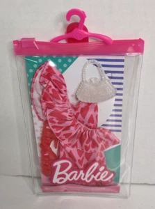 Barbie Moda Pack, Muñeca Ropa Rosa Un Soporte Estampado Corazón Vestido, Tacones, NUEVO - Imagen 1 de 2