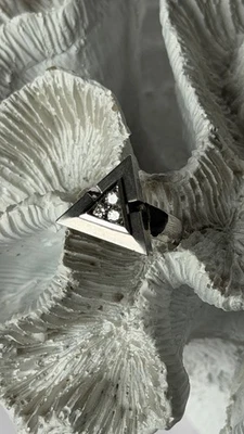 Anillo de oro blanco de 18 quilates con diamantes de 0,30 quilates talla 7,5 Foto 1 de 4