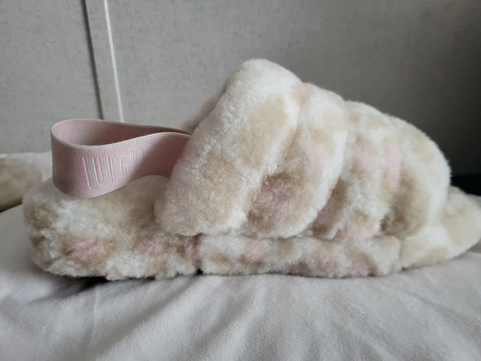Estampa feminina UGG Fluff Yeah Slide Panther, alça traseira creme/rosa tamanho 9 - Imagem 1 de 4