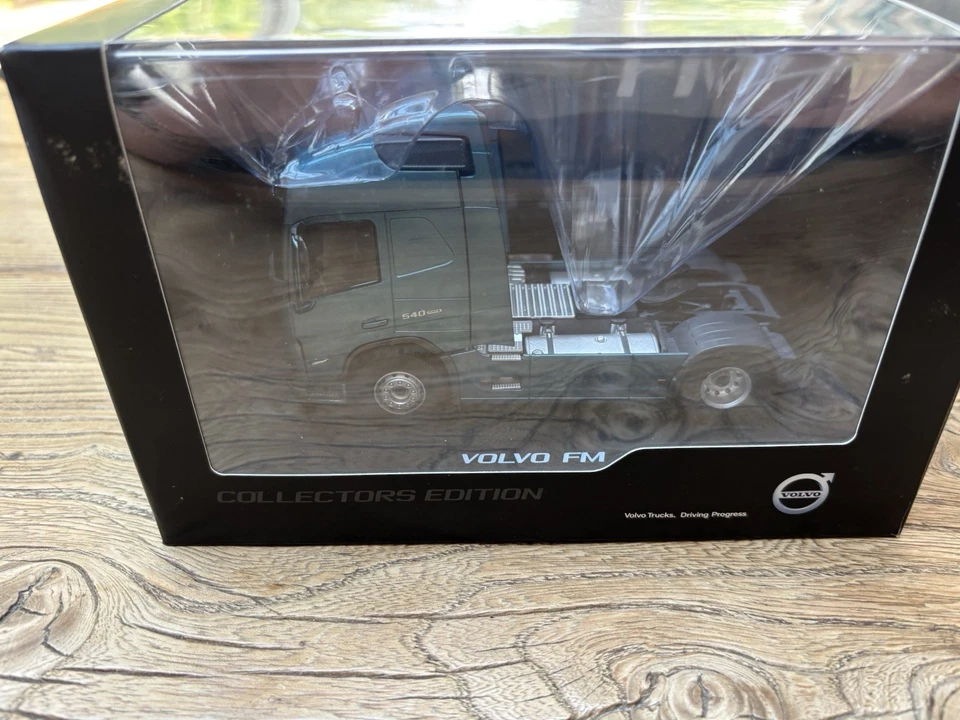1:43 Eligor Volvo FM 540 4x2 Tractor 2021 in green - 112835 - in Volvo packaging - Image 1 of 4