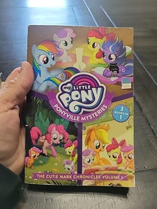 My Little Pony: Ponyville Mysteries: the Cutie Mark Chronicles Volume 1 by... - Bild 1 von 4