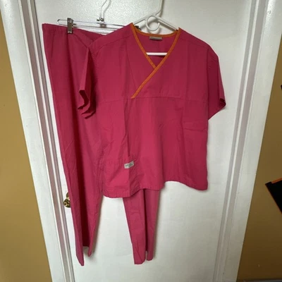 Conjunto Médico Rosa Urbano - Top Ajustado (M) y Pantalones (M) - Usado Bueno Foto 1 de 4