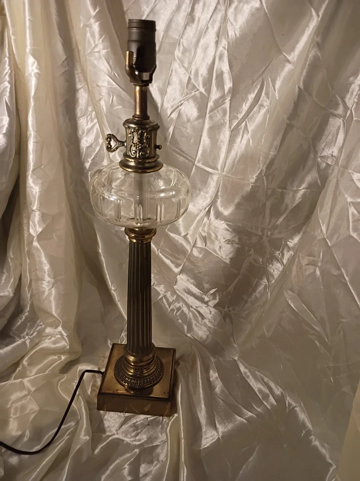 антикварная латунная коринфская колонна масляная лампа, которая была преобразована в электрическую - Изображение 1 из 1