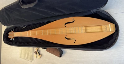 McSpadden 4 Cuerdas Cabeza Plana Lágrima Montaña Dulcimer Firmado 2003 con Estuche Blando Foto 1 de 4