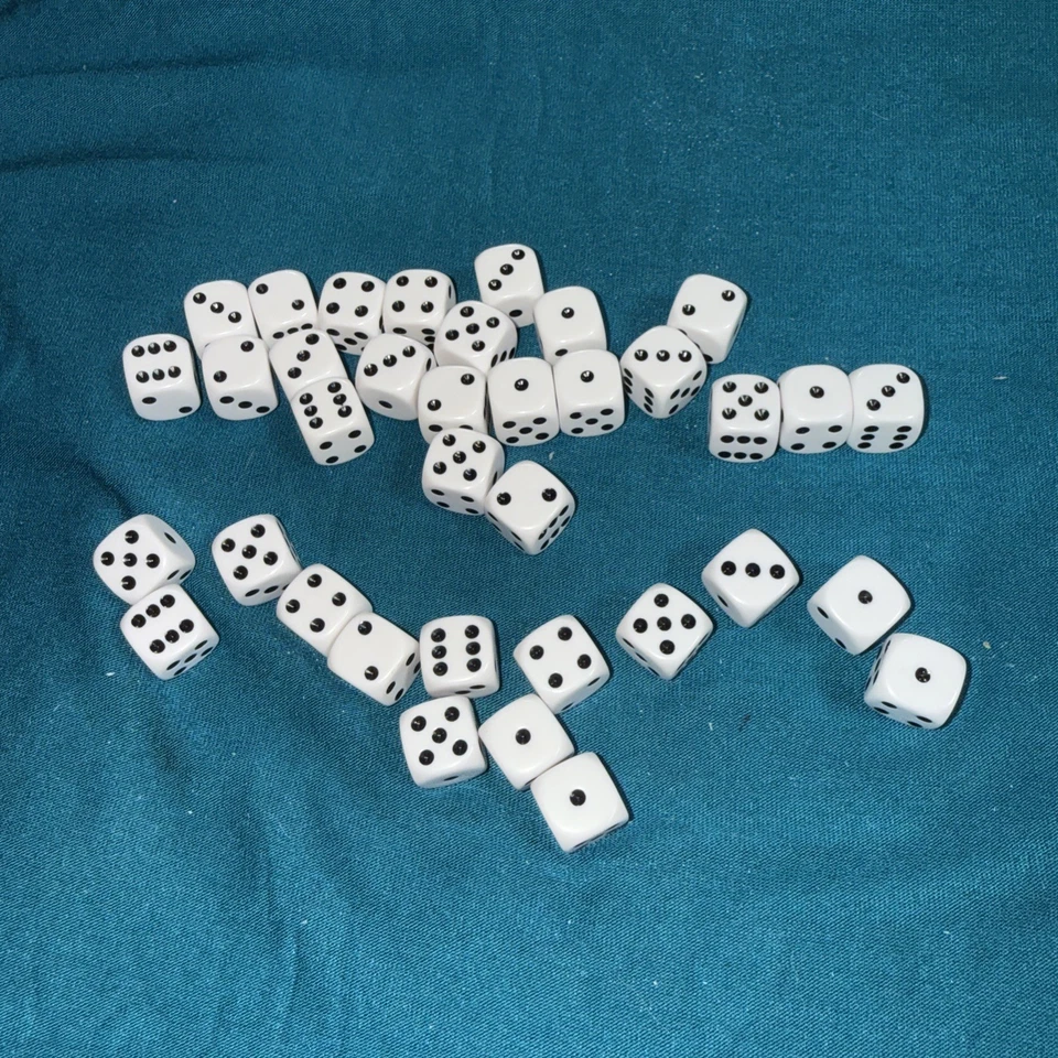 D6 Juego De 36 Dados Tradicionales 12mm Blanco Con Puntas Negras 40K D&D Warhammer Foto 1 de 1