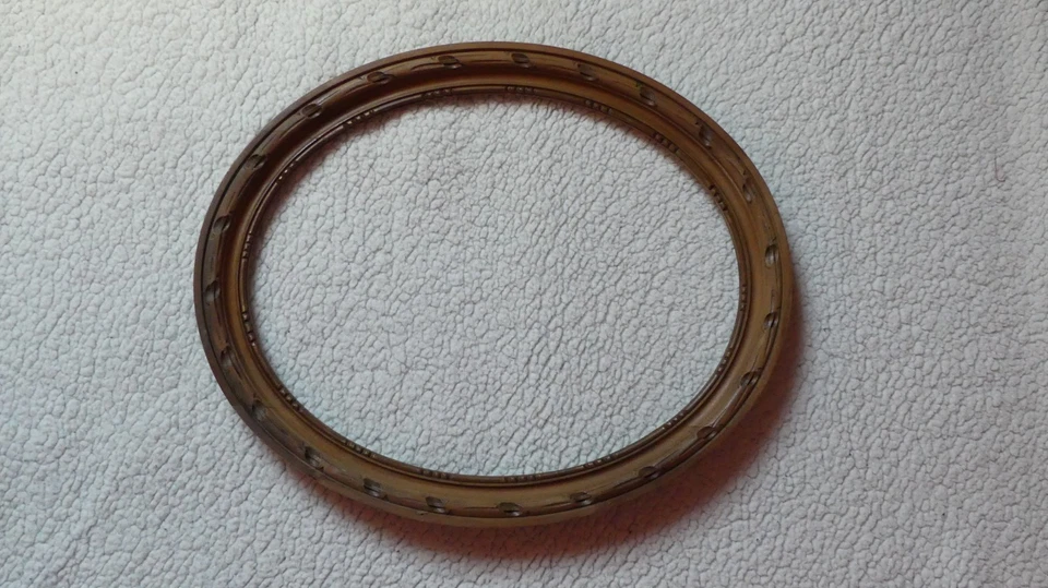 Cadre ancien en bois massif sculpté ovale XIX siècle - Photo 1/1