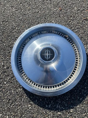 Una cubierta de rueda tapacubos de 15 pulgadas Lincoln Continental Town Car genuina 1975 a 1982 Foto 1 de 4