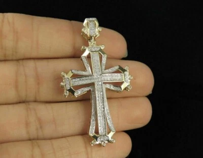 2.20Ct Taglio Rotondo Finto Diamante Croce Ciondolo 14k Placcato Oro Giallo - Immagine 1 di 4