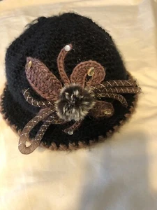 Damen Blumen Kleid Strick Winter Mütze, schwarz mit braunem Besatz, OSFA. gefüttert - Bild 1 von 6