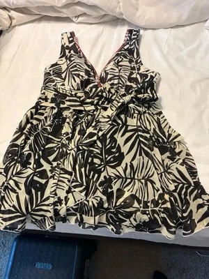 Traje de baño Lane Bryant talla 12W 1 pieza con falda y cinturón, negro/blanco Foto 1 de 4