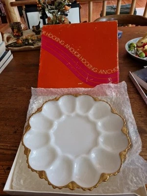 Eierteller, ANCHOR HOCKING, in OVP, Milchglas Goldrand  USA Unbenutzt Massiv - Bild 1 von 4