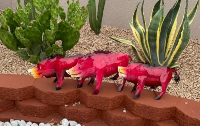 Arte de jardín de patio de cerdo con espalda de afeitar de metal brillante Foto 1 de 4