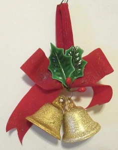 Vintage goldfarbene Metallglocken mit Stechpalme & roter Samtbox Weihnachtsschmuck - Bild 1 von 2
