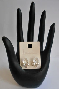 SILBERTON KRISTALL WEISS BLUMEN OHRSTECKER KUNSTPERLEN VON I AM SCHMUCK NEU MIT ETIKETT - Bild 1 von 4