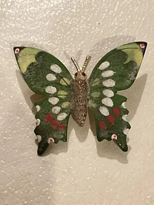 Hermoso Pin Mariposa Verde Corea Firmado Vintage Único con Ojos Pintados de Rojo - Imagen 1 de 8