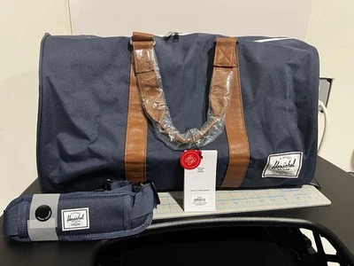 Bolso de Lona Herschel Novel Azul Marino/Tostado Cuero Sintético Clásico 42.5L - ¡NUEVO! Foto 1 de 4