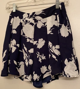 Miss Avenue High Waist Blue /White Floral Bottom Pleated Short Sz Medium - Picture 1 of 8