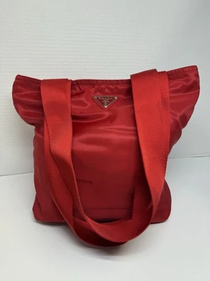 Bolso de hombro pequeño con cremallera superior de nailon rojo PRADA Foto 1 de 4