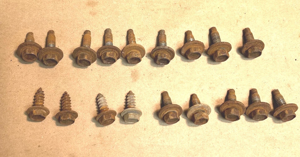 Pernos de fijación de guardabarros izquierdo y derecho Mercury Cougar 1970 y otros (18) OEM usados Foto 1 de 2