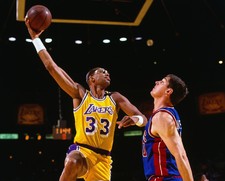 Kareem Abdul Jabbar Unsigned 16x20 LA Lakers (2)