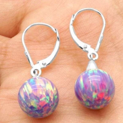 Pendientes colgantes de ópalo de fuego púrpura en forma de bola de 10 mm de oro blanco de 14K de 1" Foto 1 de 4