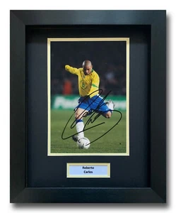 ROBERTO CARLOS FIRMADO A MANO CON UNA EXHIBICIÓN DE FOTOS ENMARCADA - AUTÓGRAFO DEL FÚTBOL DE BRASIL. - Imagen 1 de 1