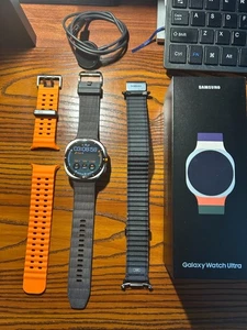***Excellent état*** Montre Samsung Galaxy Ultra avec 2 bracelets Samsung supplémentaires - Photo 1 sur 7