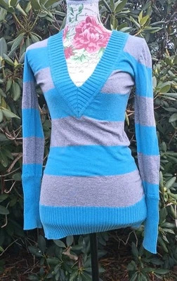 Suéter Babydoll para mujer American Eagle Outfitters cuello en V pequeño azul a rayas Foto 1 de 4