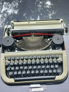 Máquina de escribir Maritsa 11 vintage hecha en Bulgaria con estuche de viaje y llave - Imagen 1 de 19