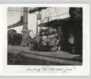 Nativi americani INUIT uomini su barca legata al carcere c.1900 foto stampa, stampa anni 70 circa - Foto 1 di 2