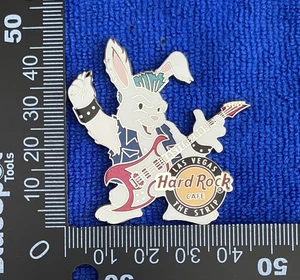 Hard Rock Cafe - Las Vegas - Easter Bunny With Guitar 2009 - Enamel Pin Badge - Picture 1 of 3