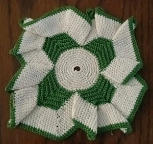 Tapete con soporte para olla de ganchillo vintage de 6,5 pulgadas de diámetro verde y crema con volantes - Imagen 1 de 1