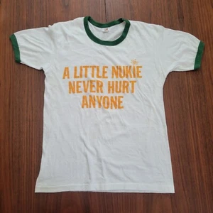 Camiseta Timbre Vintage Años 70 Humor Nuclear Pequeña A Little Nukie Nunca lastimar a Nadie - Imagen 1 de 6