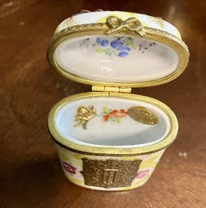 Vintage Limoges Floral Porcelain Hinged Trinket/Pill Box Cut Flowers On Lid - Picture 1 of 12