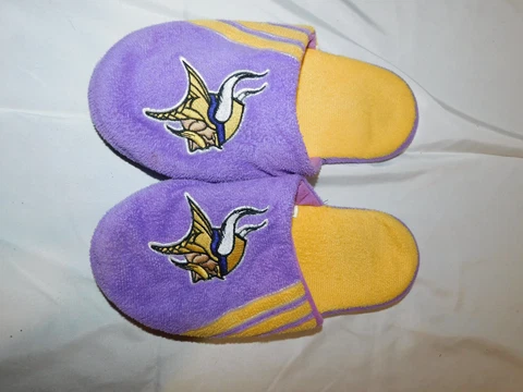 NFL Minnesota Vikings Stripe Logo Slide Slippers Size 7-8 Small Cover