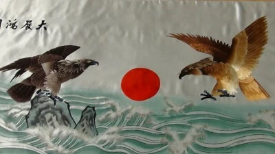 ANTIGUO PANEL DE 2 ÁGUILAS Y SOL BORDADO SEDA JAPONÉS AÑOS 20 GRANDE 74" X 36" Foto 1 de 4