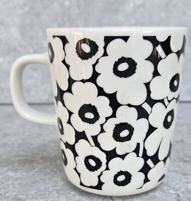 Taza de café SOLDOUT 60 aniversario limitada blanca y negra Unikko X Marimekko Foto 1 de 4