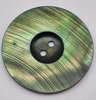 Grüner Perlmutt 2-Loch-Knopf 20-38 mm Ziseliert / Mother-of-Pearl Button MOP E86 - Bild 1 von 2