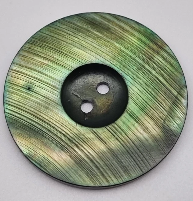 Grüner Perlmutt 2-Loch-Knopf 20-38 mm Ziseliert / Mother-of-Pearl Button MOP E86 - Bild 1 von 2