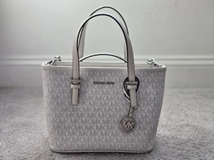 Borsa Michael Kors Jet Set da viaggio extra piccola con logo e cerniera superiore in ottica bianca - Foto 1 di 19