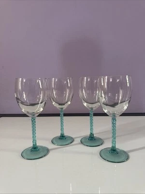 Copas de vino con tallos verdes Foto 1 de 3